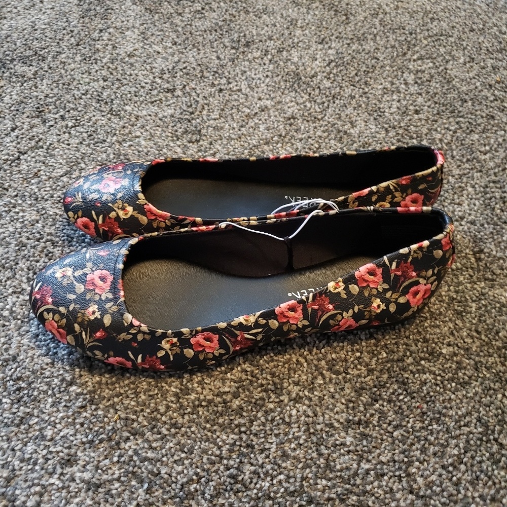 Falls Creek Womens Floral Ballet Flats - Picture 4 of 6